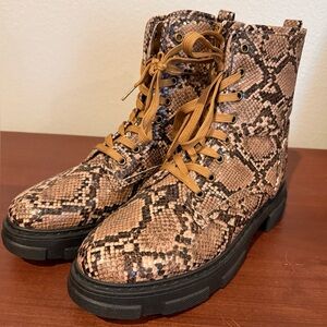 BAMBOO Snake Print Combat Boots Women's Size 10 Lace Up Chunky Lug Sole Ankle